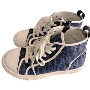 DIOR KIDS.         CANVAS “B23” SNEAKERS, DIOR PRINT
Size : 32
Quantity : 1
$570